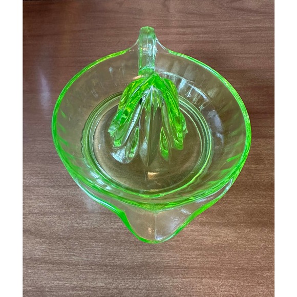 Vintage uranium glass juicer/reamer Round green by Cambridge - Picture 9 of 10
